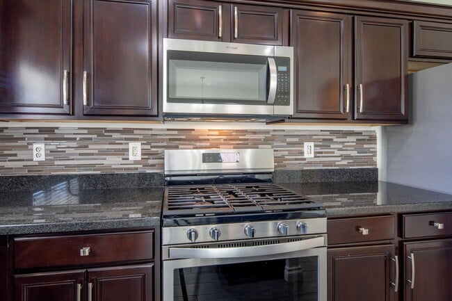 Building Photo - A MUST SEE 3BD/2.5BA SINGLE FAMILY HOME!