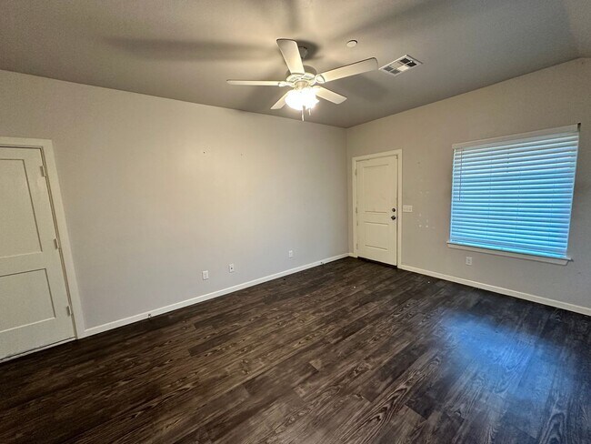 Building Photo - Move In for Less: Updated NW OKC 2-Bed Home with Granite Kitchen