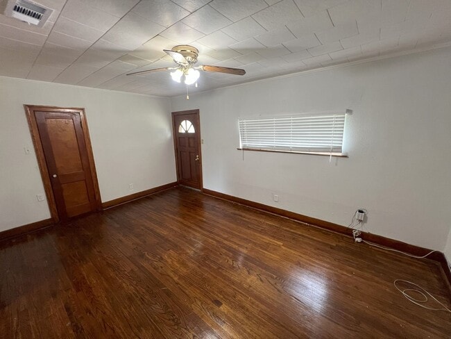 Building Photo - 4 bedroom, 2 bathroom home located in Bato...