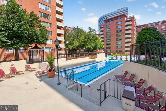 Building Photo - 1121 Arlington Blvd