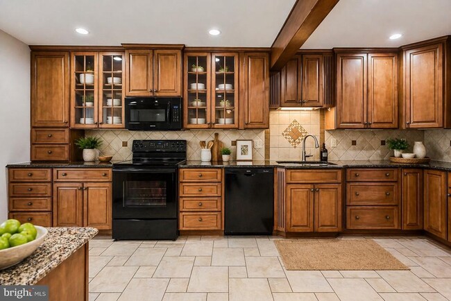 Building Photo - 9929 Hemlock Woods Ln