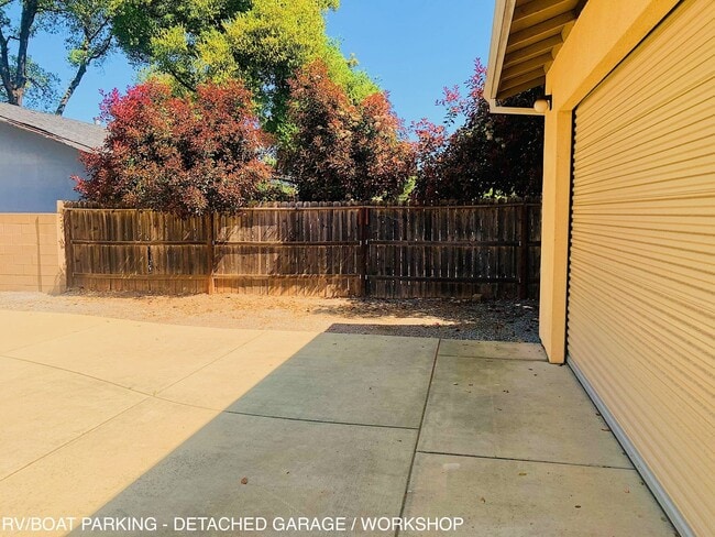 Building Photo - 3 bedroom home w/ large shop & office space!