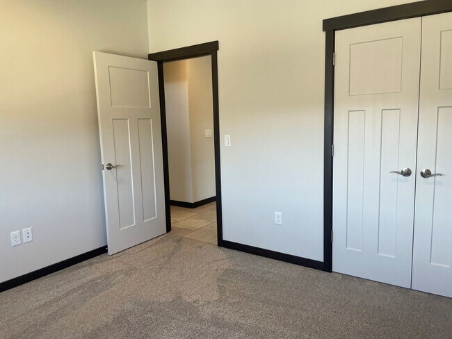 Building Photo - Now renting 3 bedroom 2 bathroom House