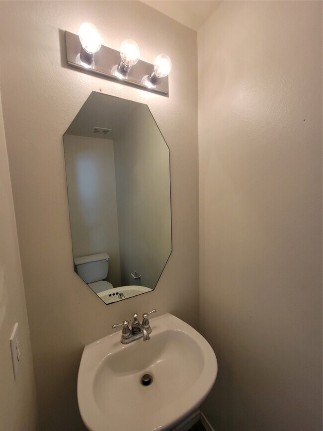 Building Photo - 2410 Lakecrest Village Ct