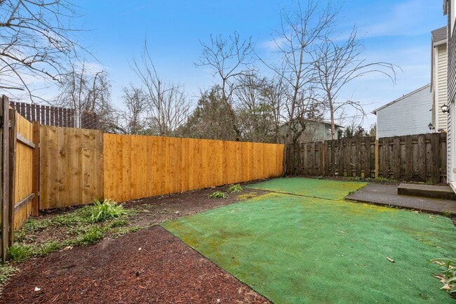 Building Photo - 4Bed/2.5 Bath available in SE Portland