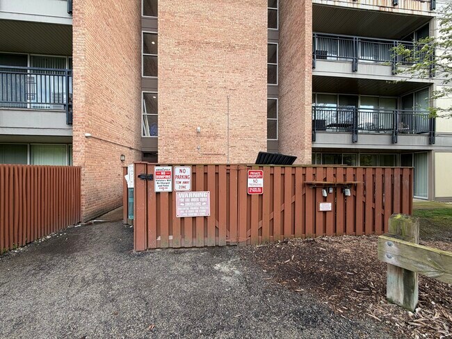 Building Photo - 6010 Oakwood Dr