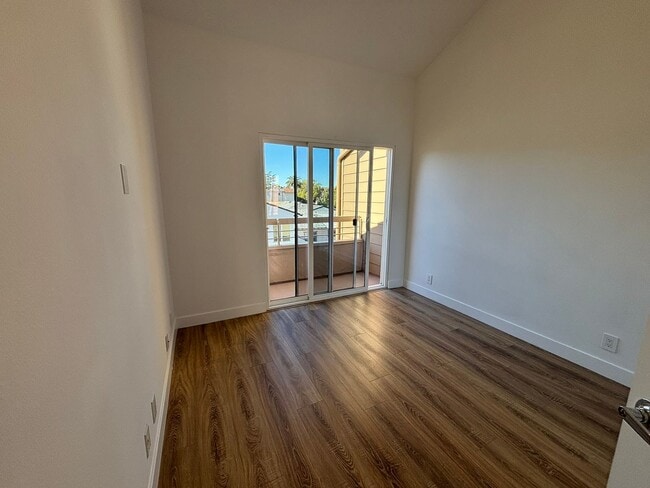Building Photo - Remodeled 3 Bed 3 Bath Townhome for Rent in Glendale, CA