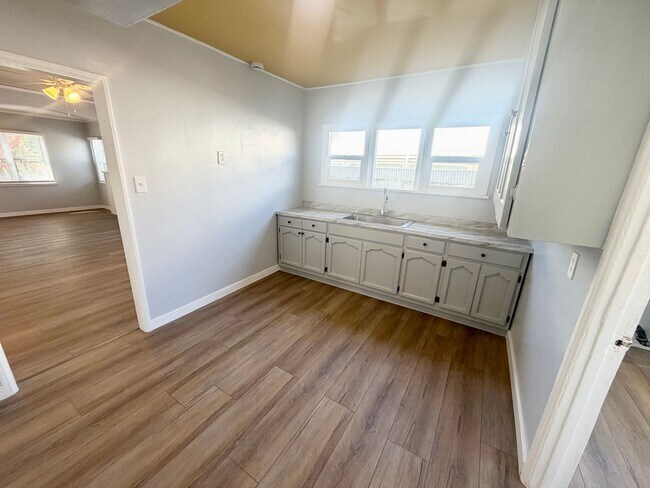 Building Photo - 2 bed 1 bath SFH near USC with gated parking