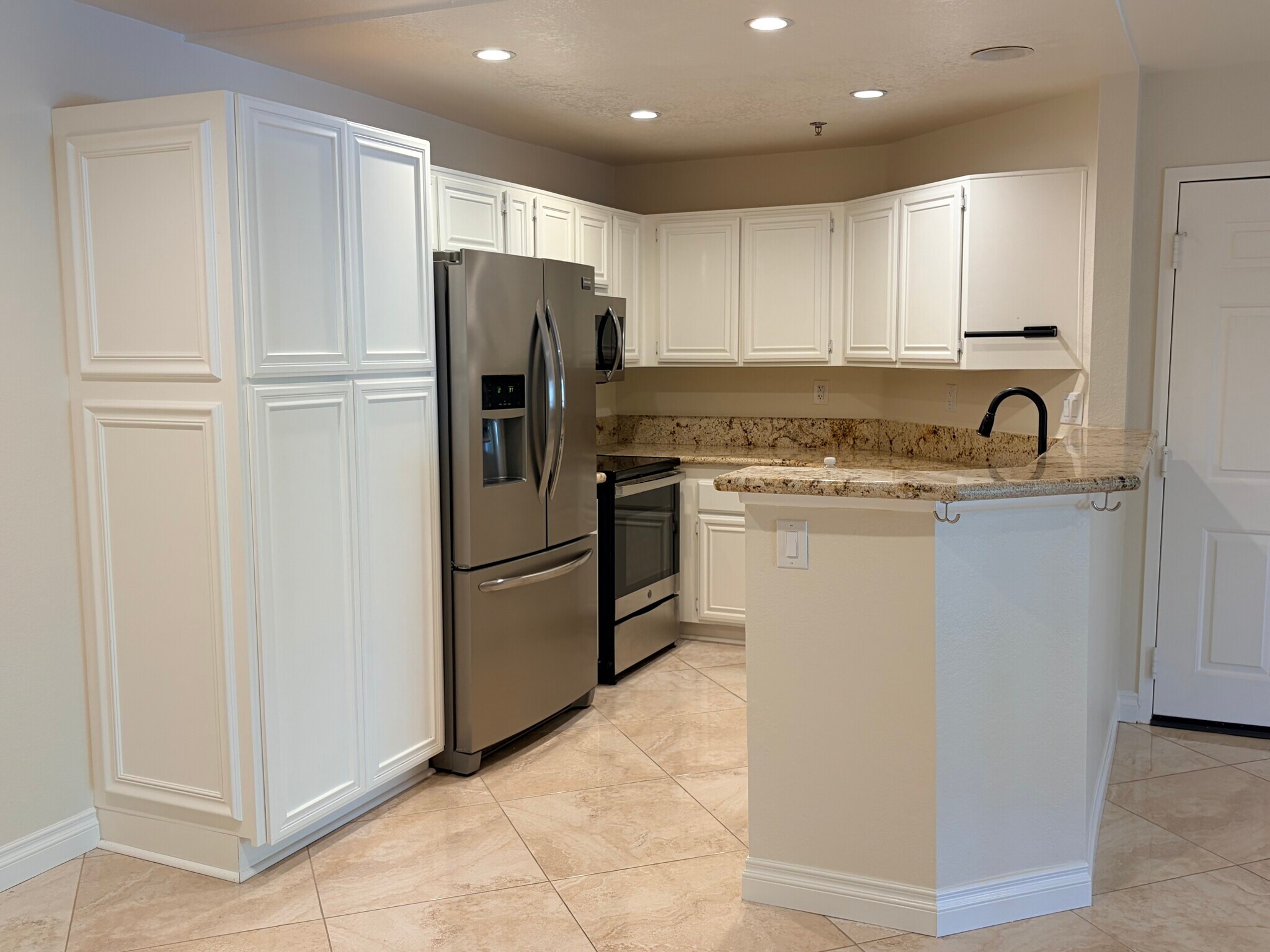 Building Photo - 653 Oak Run Trl