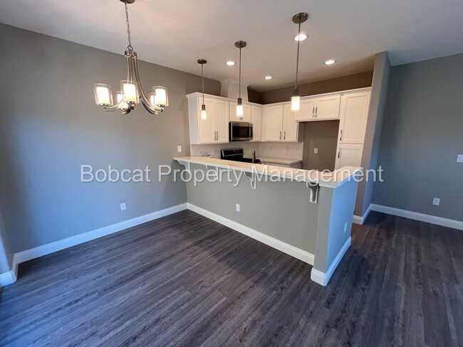 Building Photo - 3 Bedroom 2.5 Bathroom Townhouse in Carson...