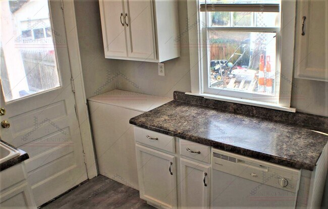 Building Photo - Updated Single Family Home in Montgomery C...