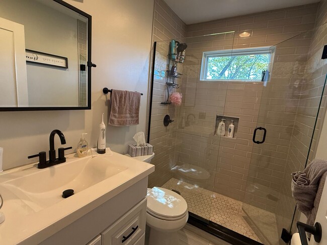 Building Photo - Charming 3-Bedroom Condo in Laconia, NH – ...