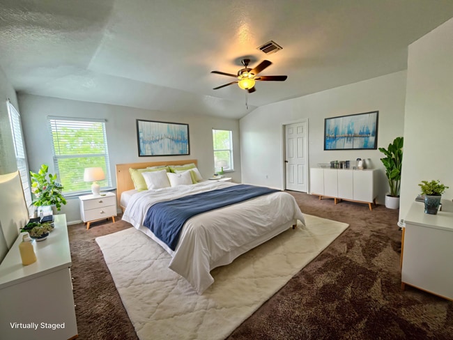 Building Photo - Large 4 bedroom/2.5 bath conveniently located to Lackland AFB! Move-in Ready!