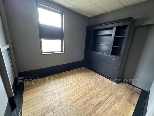 Building Photo - 107 E Main St