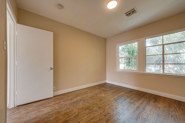 Building Photo - 914 S 4th St