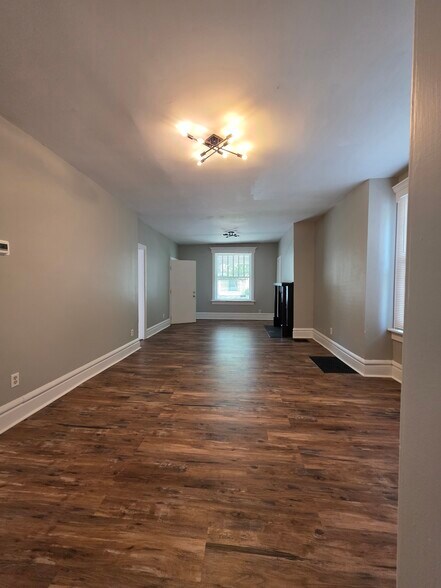 Living room - 220 E Oakland Ave