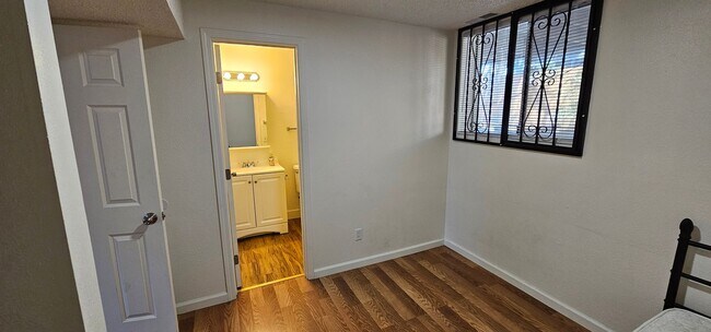 Building Photo - 3 Bed 2 bath Park Terrace Town Home FOR RENT