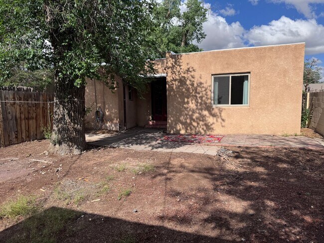 Building Photo - 2 Bedroom, 1 Bathroom Home near Nob Hill/UNM/UNMH