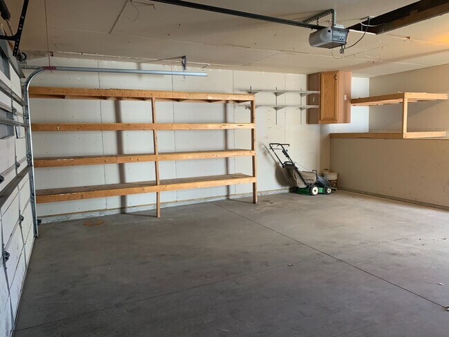 Building Photo - 3 bed Twinhome!!