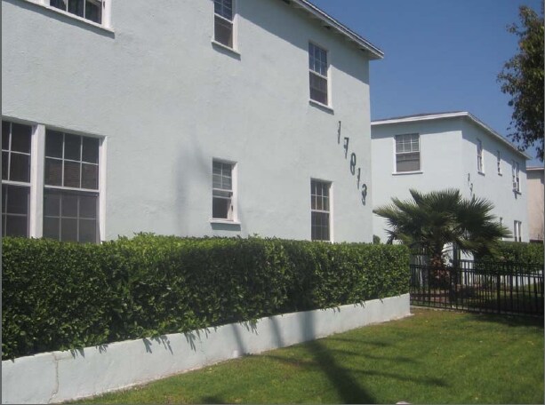 Building Photo - 17007-17013 Vanowen St