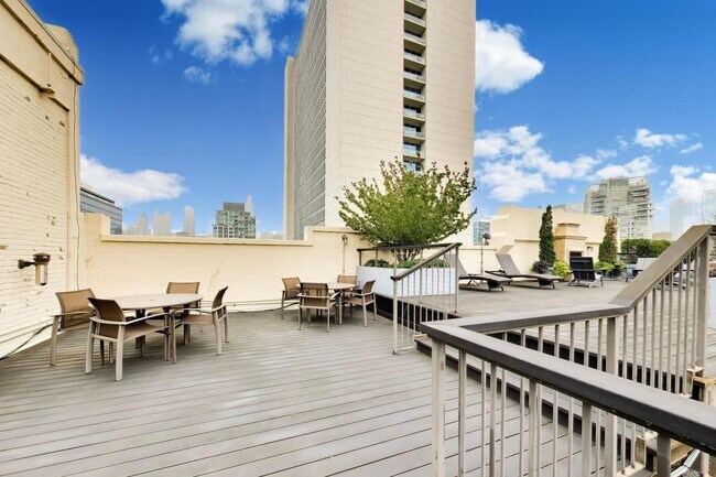 Building Photo - 758 N Larrabee St