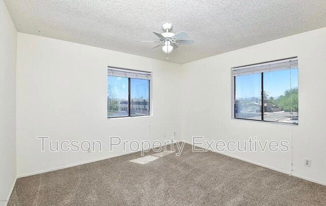 Building Photo - 902 E Elm St