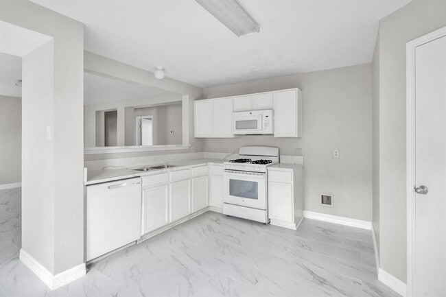 Building Photo - 8530 Village Hollow Ln