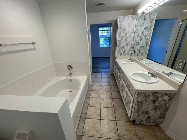 Building Photo - ANNUAL RENTAL - FIRST FLOOR 2 BED / 2 BATH AT FAIRWAY PRESERVE