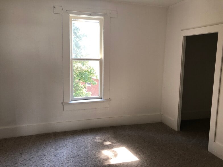 Building Photo - 125 NE Whitman St