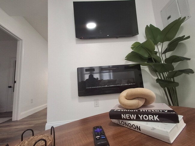 Building Photo - 23 Handy St