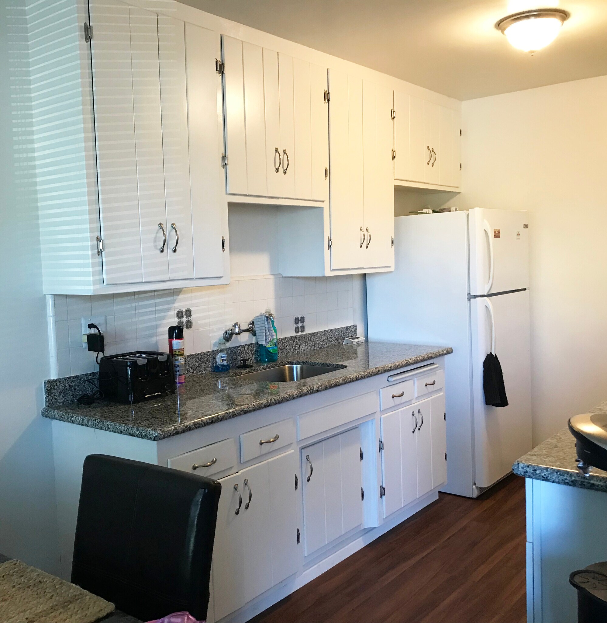 The kitchen has a large eat-in area - 487 E Park Ave