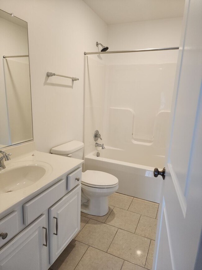 Building Photo - Stunning Luxury Home with 5 Bedrooms and 5...