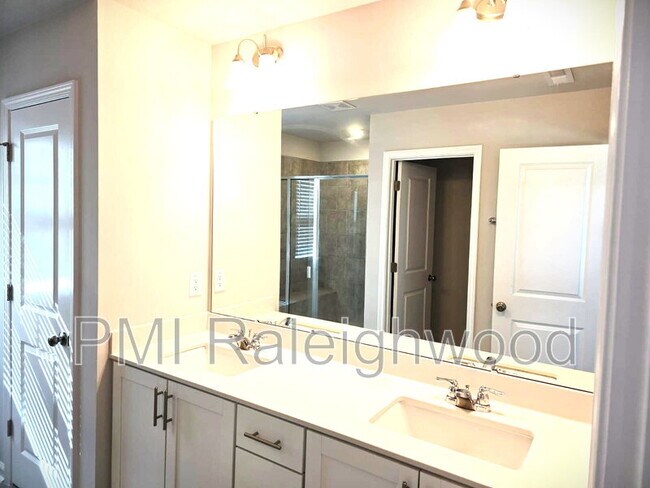 Building Photo - 1060 Maple Br Cir