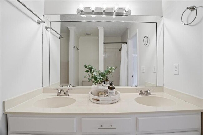 Building Photo - 2600 Holcomb Springs Dr