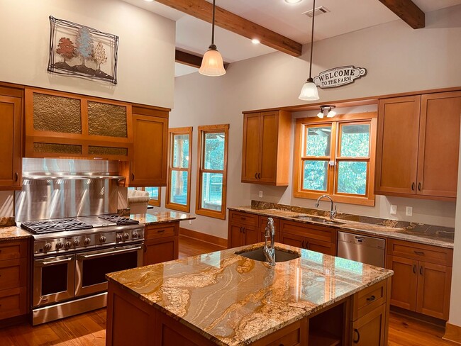 Building Photo - Charming 2 Bed, 2 Bath Custom Ranch on 5 P...