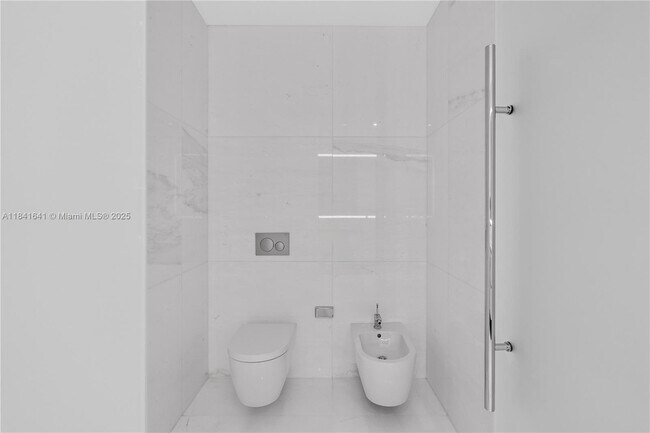Building Photo - 300 Biscayne Blvd Way