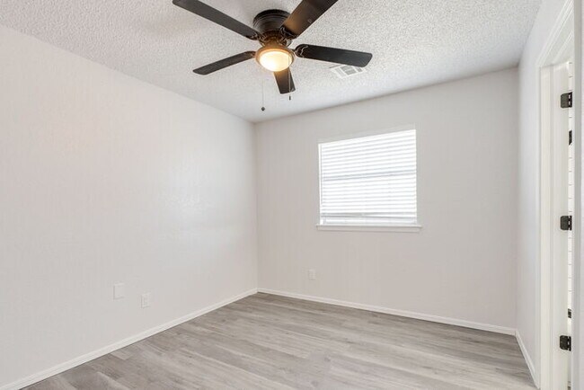 Building Photo - 11715 N Francis Ave