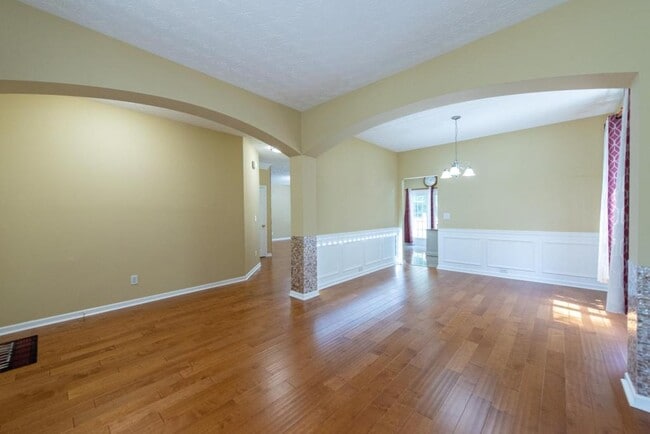 Building Photo - 2227 Longmont Dr