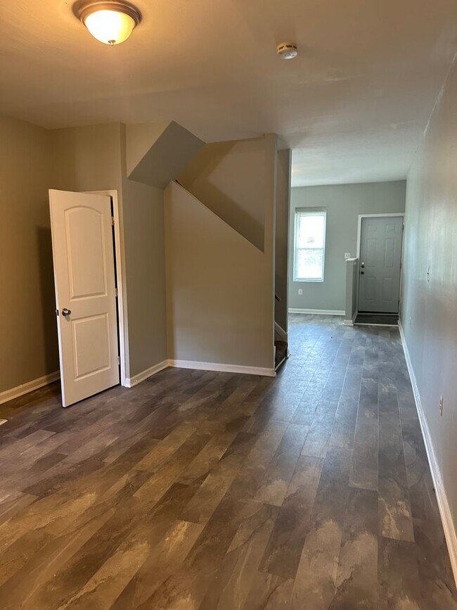 Building Photo - Spacious Home Available for Rent! W/D! Fro...
