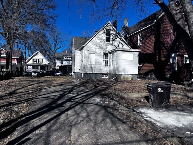 Building Photo - House for Rent 3 BR / 1 BA