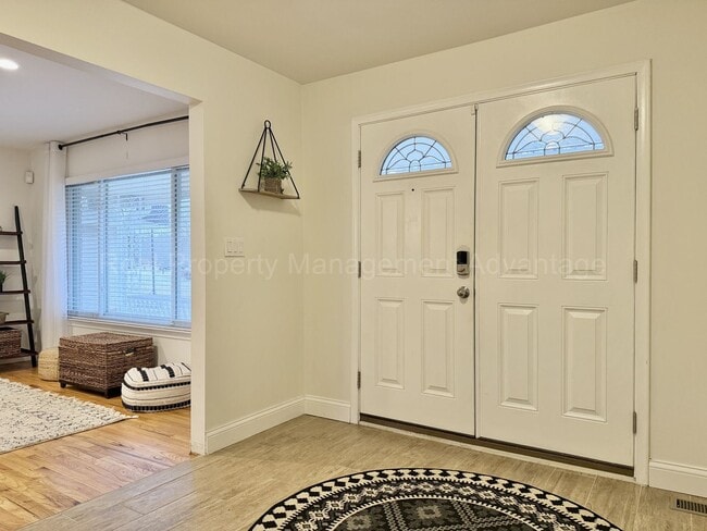 Building Photo - Spacious 4-Bedroom Minutes from Birmingham