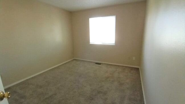 Building Photo - 4 Bed 2.5 Bath Available Now - MileStone R...