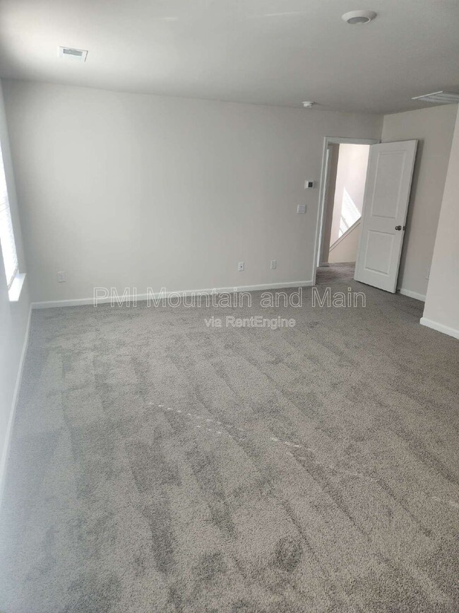 Building Photo - 568 Country Oak Dr