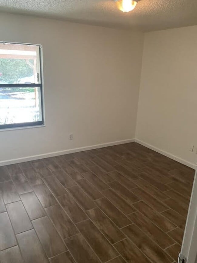 Building Photo - Beautiful Newly Renovated 2 Bedroom 2 Bath...