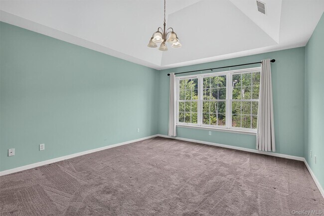 Building Photo - 5 Oldwyck Crescent