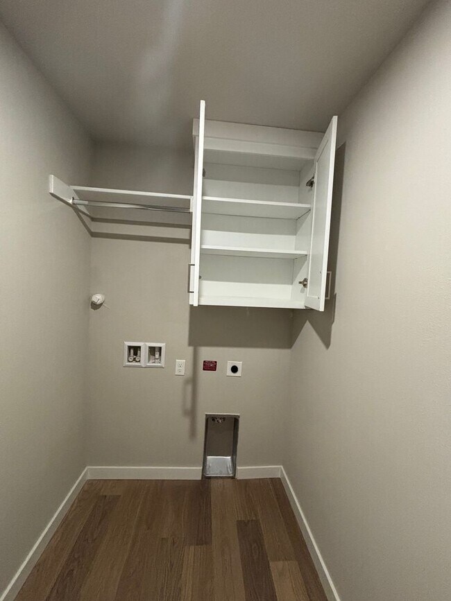 Building Photo - Beautiful New Duplex!