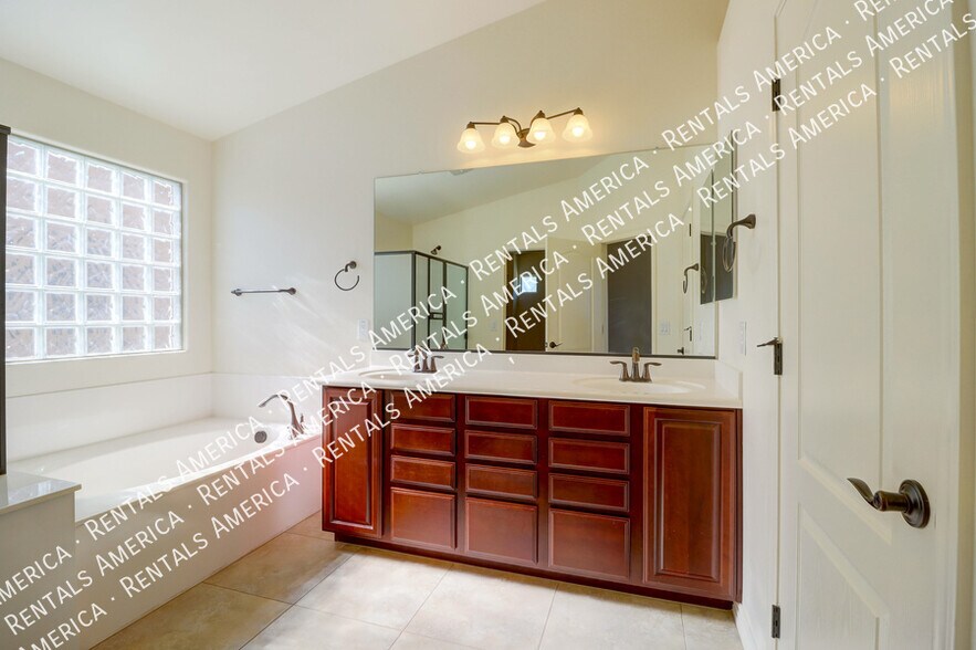 Building Photo - 4013 E Expedition Way
