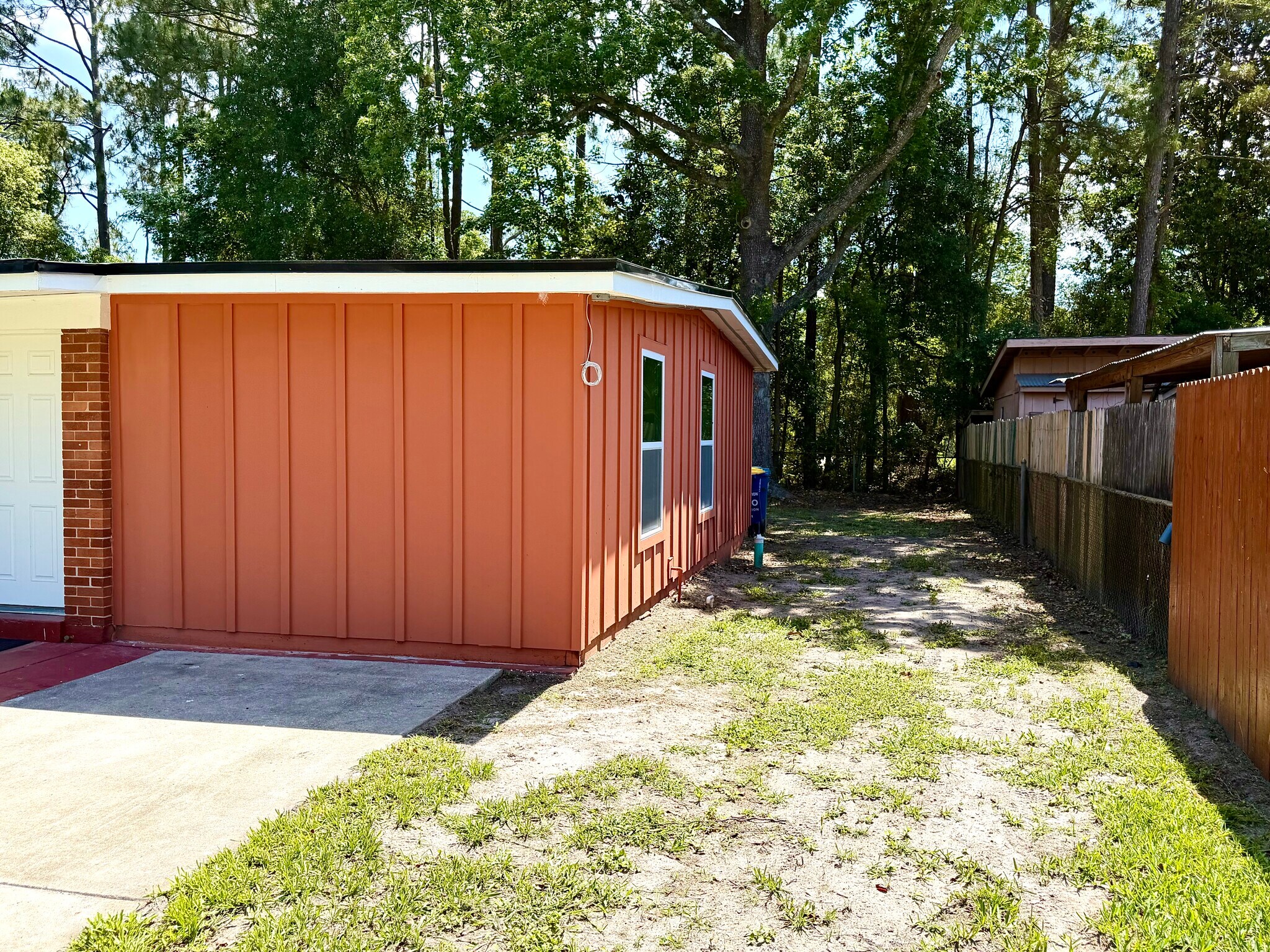 Building Photo - 2909 Lauderdale Dr E