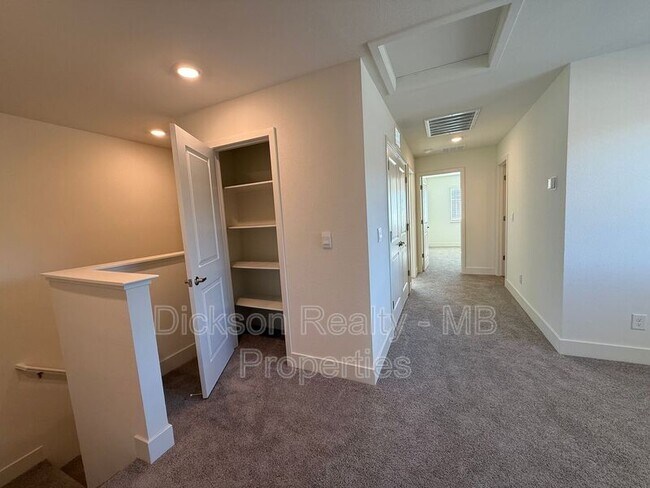 Building Photo - 1640 Prancer St