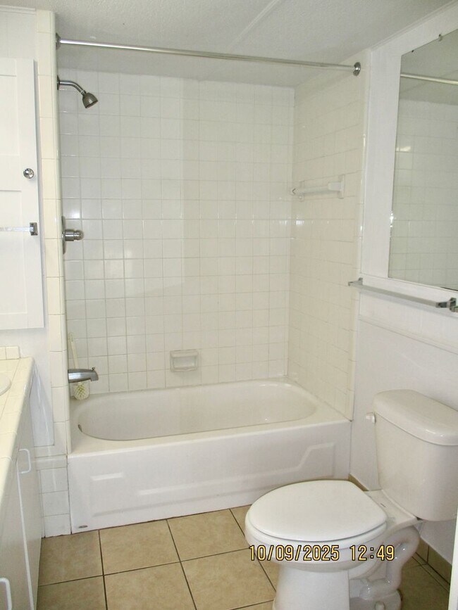 Building Photo - Charming 2-bedroom, 1-bathroom home locate...